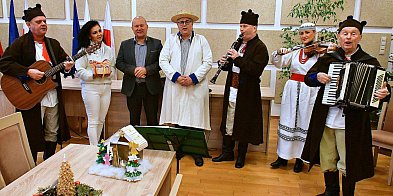 Tradycja, stroje i radosny śpiew. Kapela "Krążałka"-59716