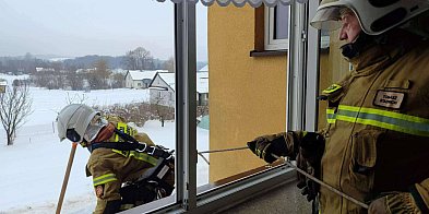 Sprawna akcja strażaków z Radzięcina na dachu szkoły-60280