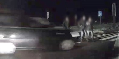Potrąciła pieszą na przejściu i odjechała (VIDEO)