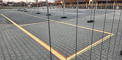 Zagadkowy płot na biłgorajskim targowisku. Miasto...