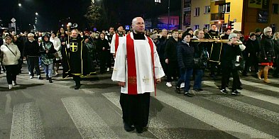 Wspólna modlitwa i śpiew. Relacja z Drogi Krzyżowej w Biłgoraju (FOTO, VIDEO)