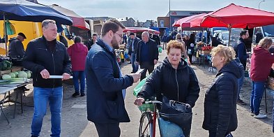 Działacze Ruchu Narodowego na biłgorajskim targu