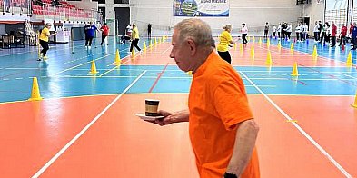 Bieg kelnera i „lot czarownic”: Seniorzy opanowali biłgorajski OSiR