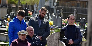 Modlitwa u grobu ks. Budzyńskiego: Relacja z dnia skupienia w Górecku Kościelnym