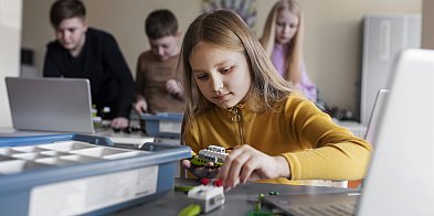 Nowoczesny sprzęt i pracownie AI we Frampolu