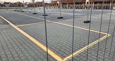 Zagadkowy płot na biłgorajskim targowisku. Miasto wyjaśnia: to szkoła jazdy