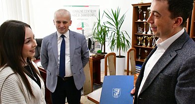 Gratulacje dla Gabrieli Zając od starosty i dyrektora RCEZ-tu (FOTO)