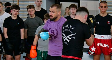 „Polski Zombi” na hali ZSBiO. Lekcja kickboxingu od legendy sportów walki