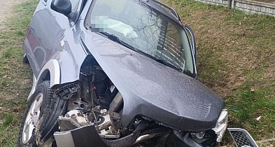 Wypadek w Budzyniu. 71-latek uderzył w betonowy przepust i trafił do szpitala