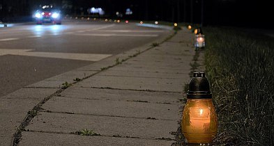 Setki zniczy dla JP II (FOTO)