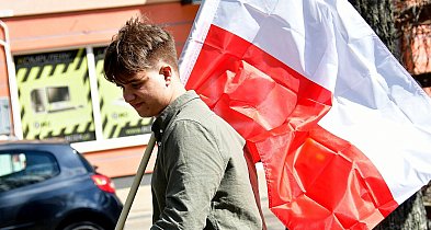 Biało-czerwony Biłgoraj: Rozdano 400 flag w ramach akcji „Spacer z flagą”
