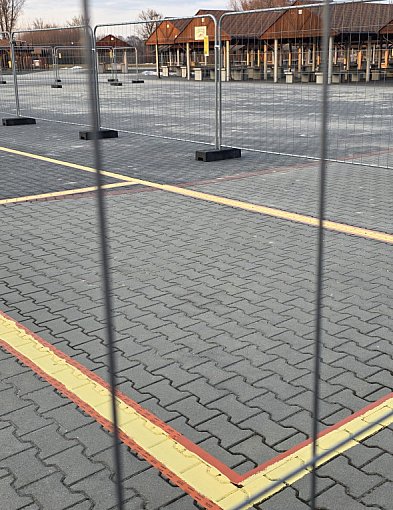 Zagadkowy płot na biłgorajskim targowisku. Miasto wyjaśnia: to szkoła jazdy