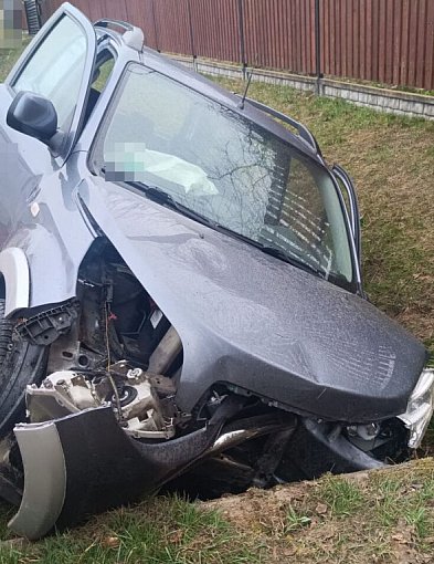 Wypadek w Budzyniu. 71-latek uderzył w betonowy przepust i trafił do szpitala