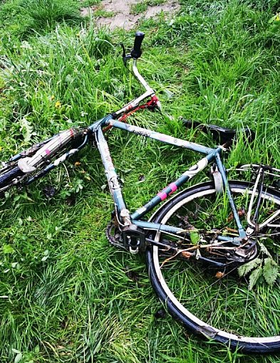 Ucieczka zakończona kąpielą. Pijany rowerzysta wpadł do zbiornika wodnego