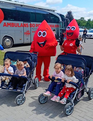 Nauczyciele na scenie, krwiobus pod szkołą. Sukces we Frampolu