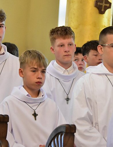Blisko 100 ministrantów przyjęło krzyże lektorskie w Biłgoraju FOTO, VIDEO