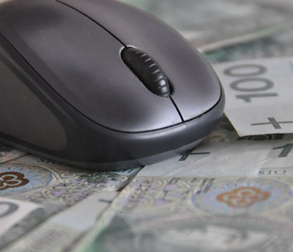 Uwierzył, że ratuje swoje oszczędności-56258