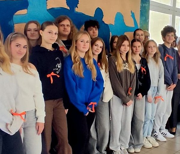 Relacja z Dnia Pomarańczowej Sznurówki w I LO im. ONZ-56710