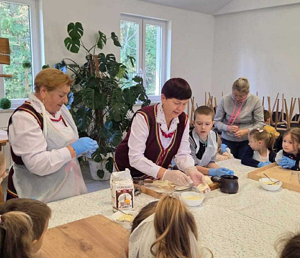 Smak tradycji i radość wspólnego gotowania: KGW „Jarzębinki” łączy pokolenia-56874