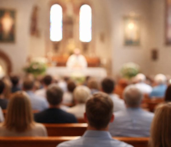 Ilu Polaków naprawdę chodzi do kościoła? Jedna statystyka szokuje-59333