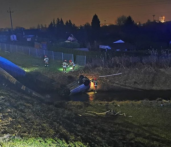 Osobowy Opel w rzece Biała Łada, kierujący oddalił się z miejsca-59686