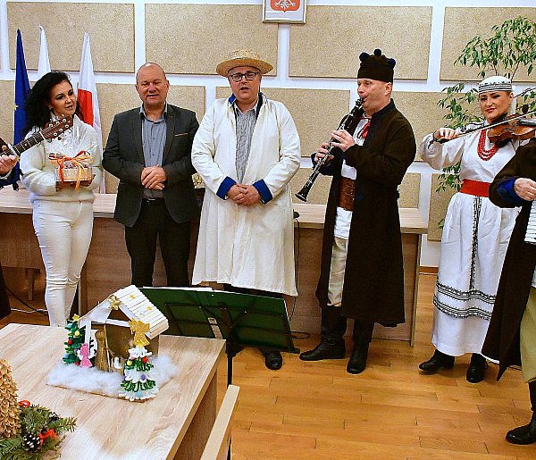 Tradycja, stroje i radosny śpiew. Kapela Ludowa „Krążałka” odwiedziła biłgorajskie-59716