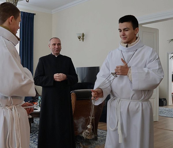 Górecko Kościelne. Poświecenie kadzidła i okadzenie domów i zagród-59998