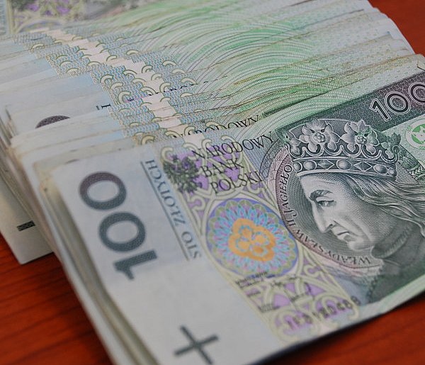 Myśląc, że pomaga siostrze straciła tysiąc złotych-60106