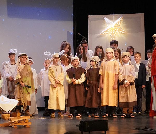 Młodzi artyści z Tarnogrodu zachwycili publiczność. Relacja z niedzielnych jasełek-60151