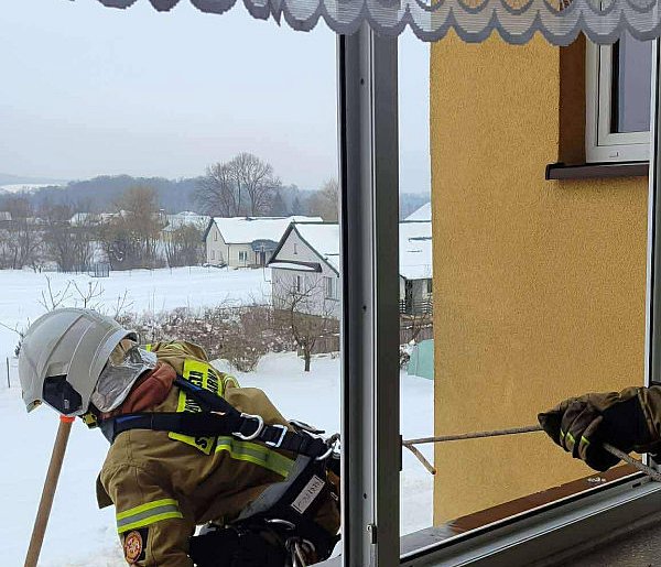 Sprawna akcja strażaków z Radzięcina na dachu szkoły-60280