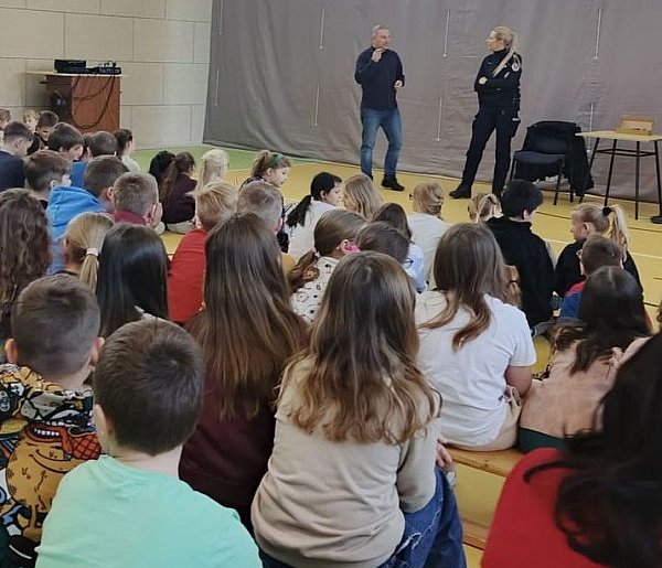Dzielnicowi rozmawiali z uczniami o bezpieczeństwie podczas zbliżających się ferii