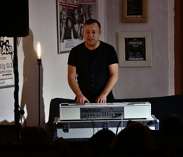 Czesław Mozil w Biłgoraju! Koncert, stand-up i wielkie emocje w studiu tatuażu