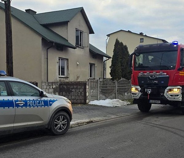 Policjanci uratowali dwie osoby przed śmiercią w pożarze