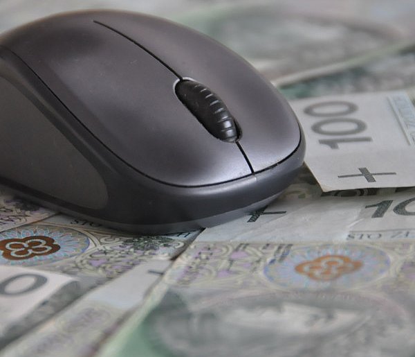 Liczyła na szybki i łatwy zysk. Straciła ponad 7 tys. zł