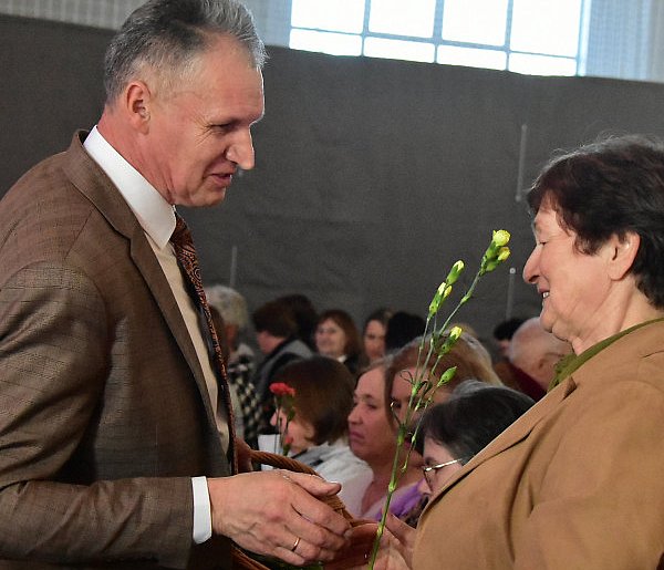 Kabaret, orkiestra i goździki. Pierwszy tak duży Dzień Kobiet w gminie Potok Górny