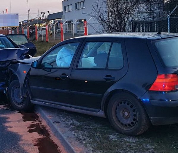 Biłgoraj. Czołowe zderzenie Seata i Volkswagena