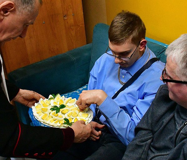 Wielkanocna radość w WTZ Biszcza. Lekcja pokory i serca od osób niepełnosprawnych