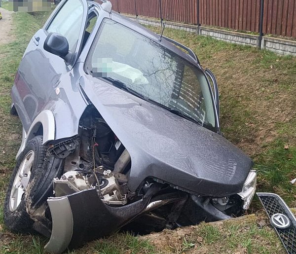 Wypadek w Budzyniu. 71-latek uderzył w betonowy przepust i trafił do szpitala