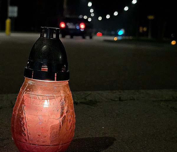 Setki zniczy dla JP II