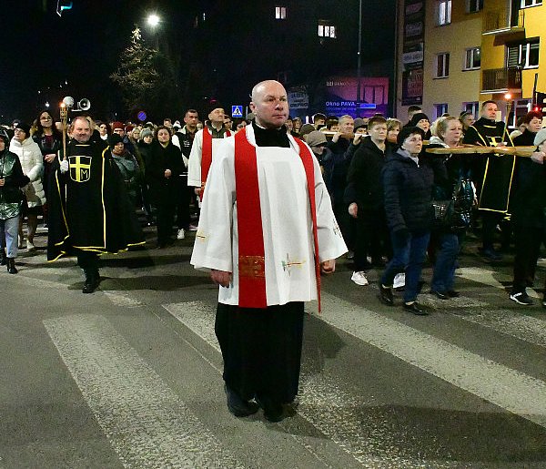 Wspólna modlitwa i śpiew. Relacja z Drogi Krzyżowej w Biłgoraju (FOTO, VIDEO)