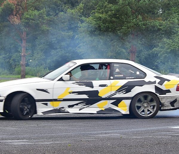 Nocny pościg w Biłgoraju: 23-latek driftował pod marketem i uciekał przed policją