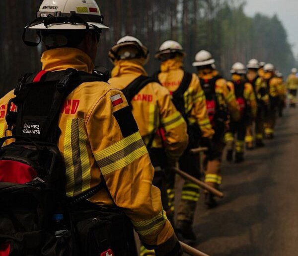 Walka z ogniem w Puszczy Solskiej. Strażacy dogaszają torfowiska