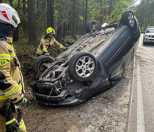 Dachowanie w gminie Józefów. Wypadek osobówki na DW 849