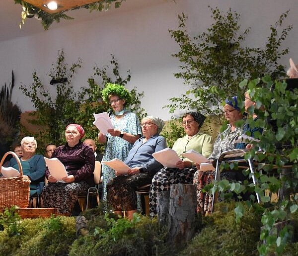 Jagodowe tradycje i integracja. Seniorzy z Bukowej wili wianki