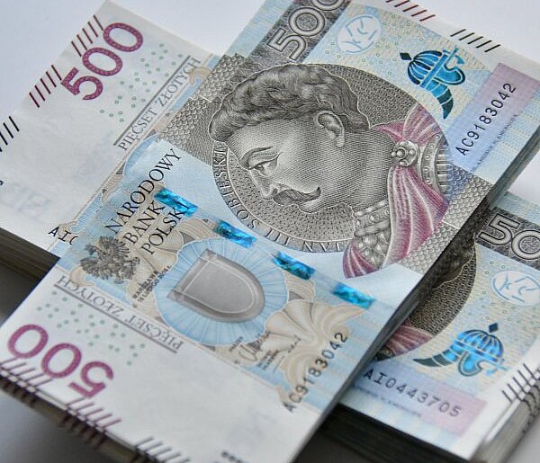 Wykonując polecenia oszustów straciła ponad 8 tys. zł