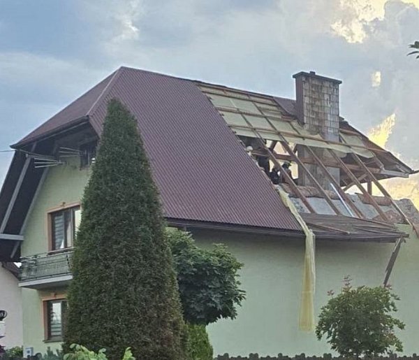 Skutki burzy w Bukowej. Zerwane dachy i nowe, groźne ostrzeżenie IMGW