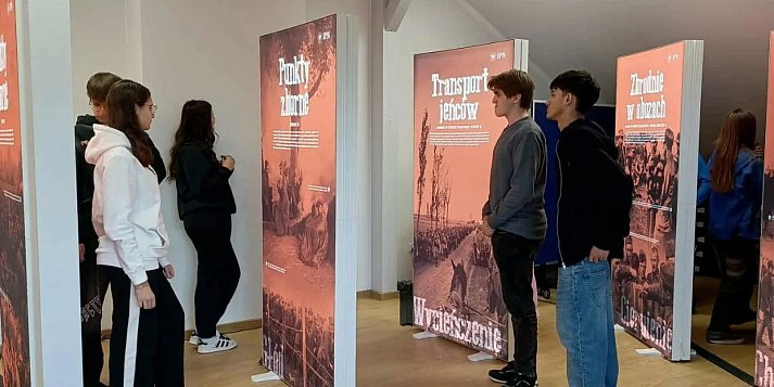Odkrywanie zapomnianej prawdy: Wystawa „Zbrodnie Wehrmachtu” w "Katoliku"