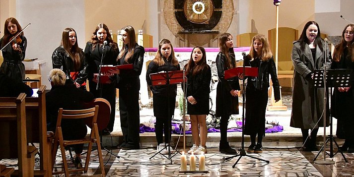 Muzyczna modlitwa w Starym Bidaczowie. Koncert pasyjny zespołu WnieboGłosy (FOTO, VIDEO)