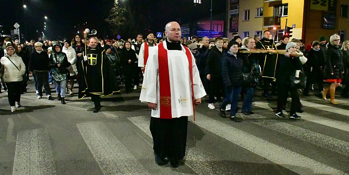 Wspólna modlitwa i śpiew. Relacja z Drogi Krzyżowej w Biłgoraju (FOTO, VIDEO)