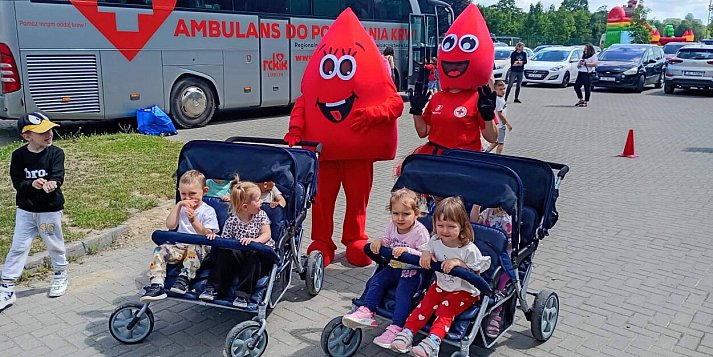 Nauczyciele na scenie, krwiobus pod szkołą. Sukces we Frampolu